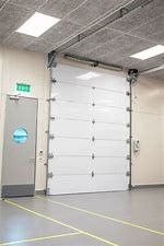 Porta secional industrial automática que Waterproofing em cima 10mm isolado