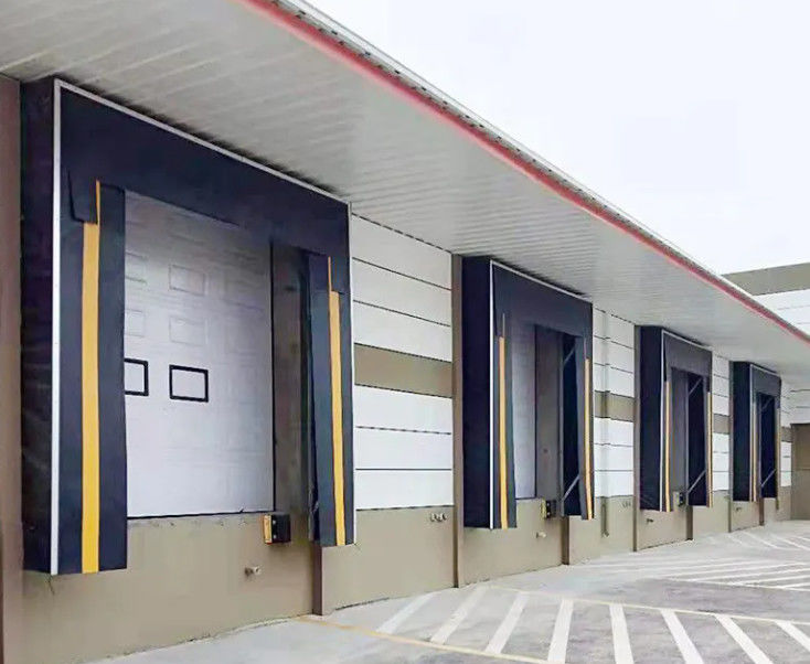 Área de refrigeração de aço com fácil instalação Excelente resistência UV / resistência ao tempo Porta de armazenamento a frio para alimentos