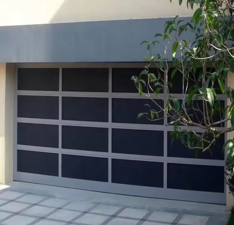 Elegante porta de garagem seccional de alumínio com segurança reforçada e redução de ruído