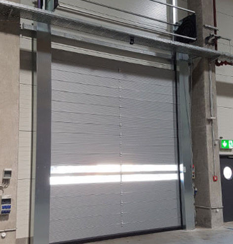 Portas de garagem seccionais isoladas personalizadas com espuma de poliuretano à prova de vento à prova de som e à prova térmica