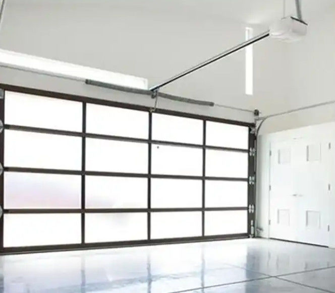 Excelente isolamento resistência à água classe 3 vidro transparente porta de garagem seccional estilo de design moderno
