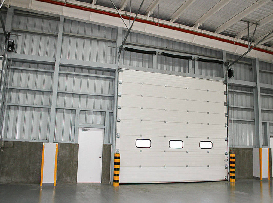 Portas seccionais comerciais com painéis isolados de espessura entre 50 mm e 80 mm e construção de aço durável