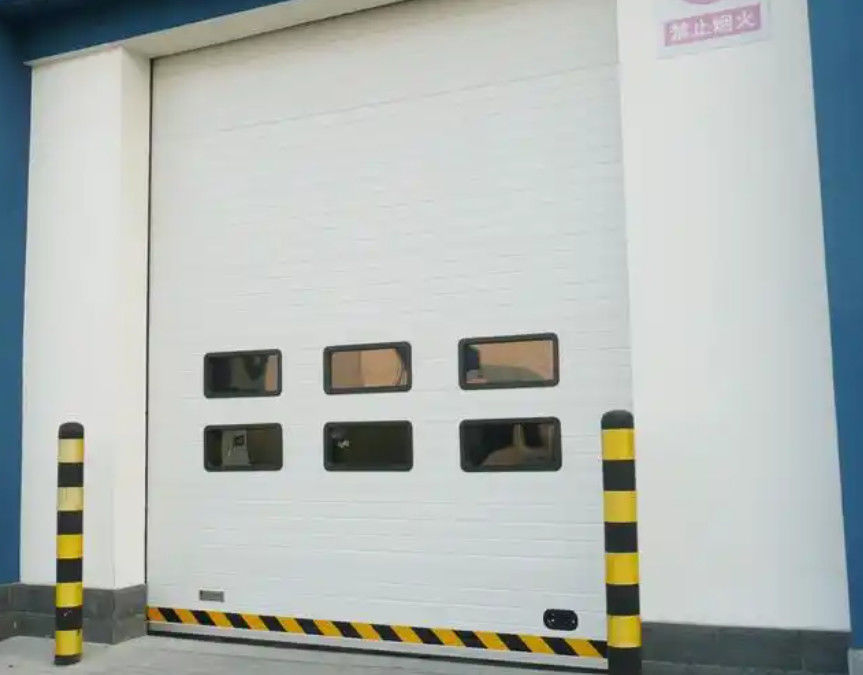 Portas seccionais industriais de postos de bombeiros com design automático de moldagem e revestimento em pó sobre a cabeça Portas automáticas de garagem
