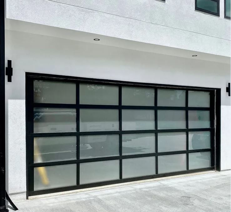 Automático eléctrico de rolagem exterior Segurança Alta resistência à água Classe 3 Porta de garagem transparente Porta de garagem seccional de vidro