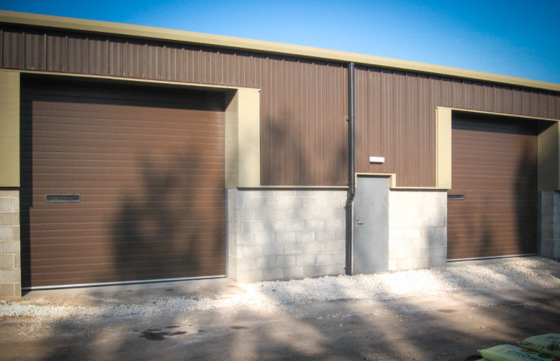 Portas comerciais em sobrecarga Automática de aço de molde isolado de elevação vertical porta seccional deslizante em branco