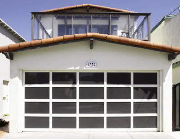 Estilo de design moderno estanqueidade à água classe 3 vidro transparente porta de garagem seccional com revestimento em pó