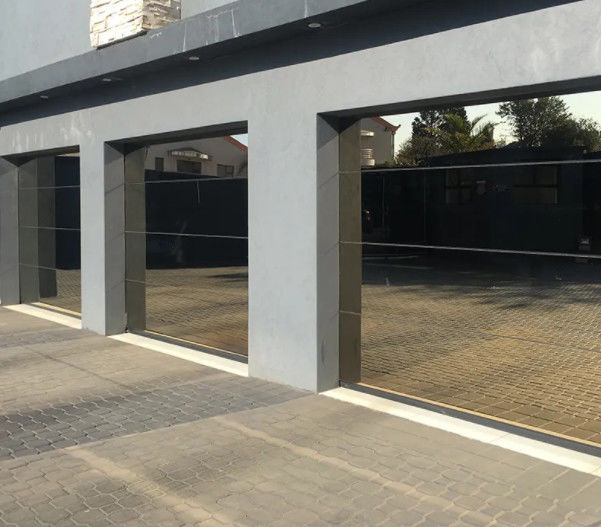 Porta de garagem de vidro seccional de vidro duplo comercial personalizada com estanqueidade à água classe 3 e manual ou automática