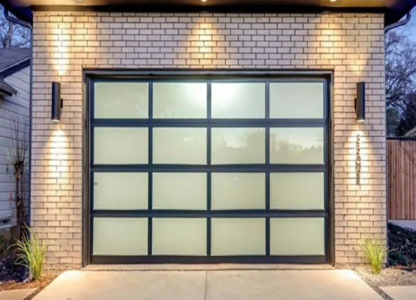 Porta de garagem seccional de vidro transparente de classe 3 estilo de design moderno