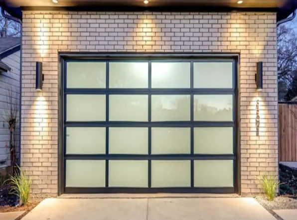 Duração de água Classe 3 Vidro transparente Porta de garagem seccional Design moderno Com vidros duplos