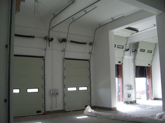 Portas seccionais comerciais de espessura 50 mm-80 mm Portas seccionais de garagem isoladas com ventilação opcional