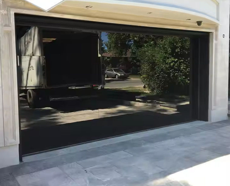 Porta de Garagem Seccional Transparente de Alta Segurança com Estanqueidade Classe 3 e Desempenho em Vidro