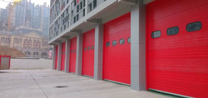 Portas seccionais industriais automáticas de bombeiros com alça trancável e portas seccionais de aço brancas