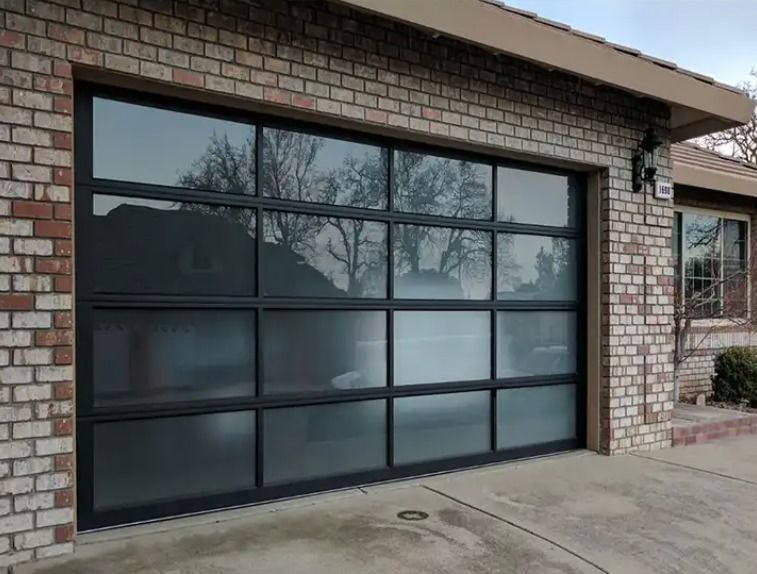 Porta de garagem seccional de liga de alumínio moderna de alta qualidade e luxo, estanqueidade à água Classe 3, porta de garagem seccional de vidro transparente, excelente opção de isolamento