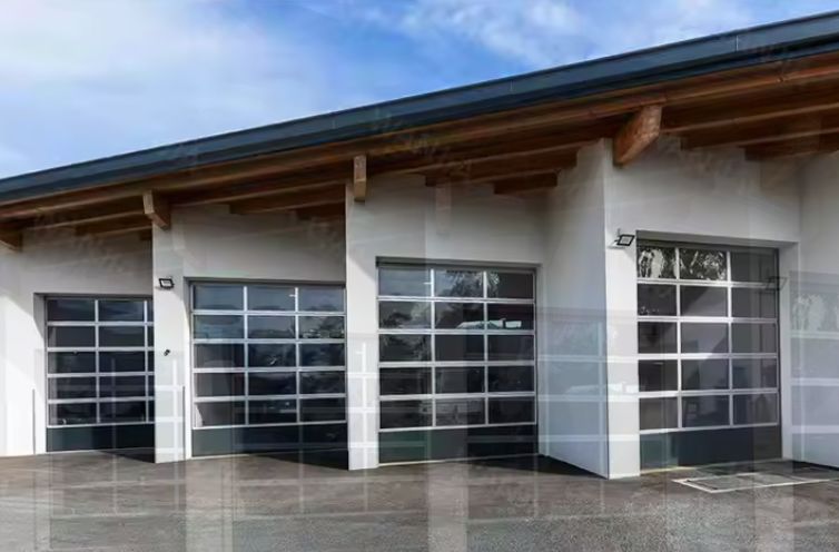 Porta de garagem seccional com design moderno, estanqueidade, alumínio preto automático, vidro fosco transparente e design seccional